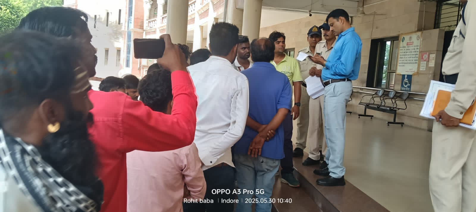 चलो बस कंपनी की शिकायत लेकर पहुंचे कर्मचारी अपर कलेक्टर को दिया शिकायत आवेदन।